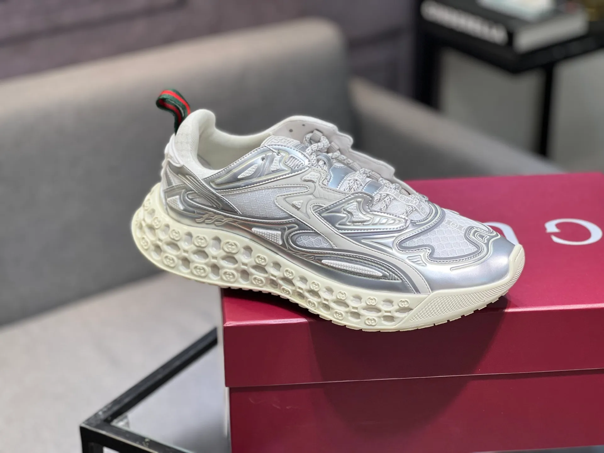 Men's Men's Shoes 💰900 Gucci Gucci 2.0 Sports Shoes Couple's Style Retro Casual Shoes Running Shoes Original Purchase, Development, Production Gucci 2.0 Sports Shoes reinterpret the brand's iconic striped webbing elements. This sneaker reinterprets the iconic details, using thick EVA soles with a smart silhouette, bringing a stable and comfortable wearing experience. Exquisite packaging at the delivery counter. Fabric: original imported cowhide + technical fabrics. Lining: original imported breathable mesh. Sole: original molded ultra-light foam rubber. Bottom thickness: 4CM. Size: 35-40 for women / 39-45 for men.